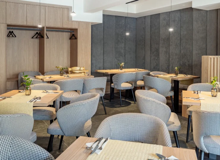 Sala restauracyjna została utrzymana w jasnych barwach