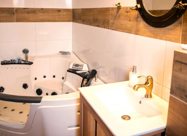 Wyjątkowa łazienka ma formę pokoju kąpielowego z dużą wanną z hydromasażem