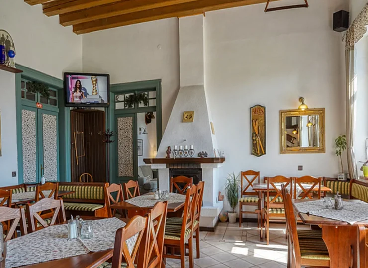 Przytulna restauracja z kominkiem