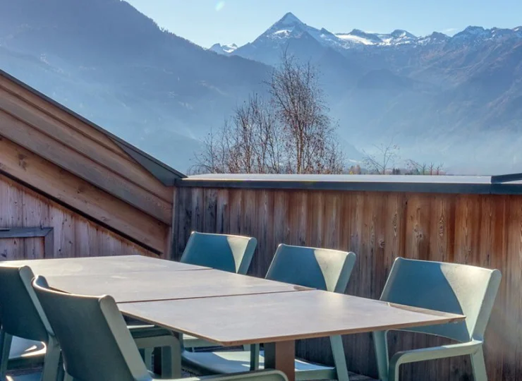 Pokoje i apartamenty mają balkony, niektóre z widokiem na góry