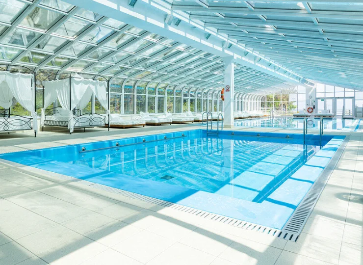 Do dyspozycji gości jest wewnętrzna i zewnętrzna strefa spa & wellness