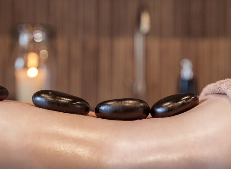 Menu spa posiada bogatą ofertę masaży, m.in. gorącymi kamieniami