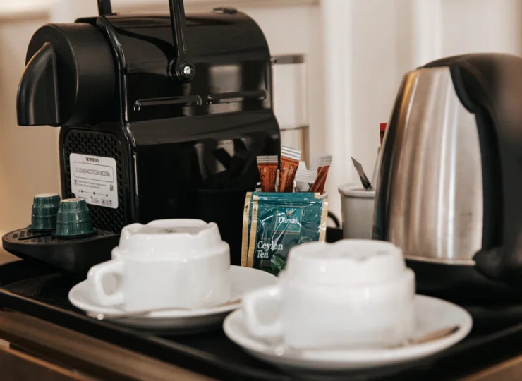 Apartamenty oprócz zestawu do parzenia kawy i herbaty mają też ekspres
