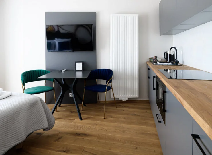 W każdym apartamencie jest stolik z krzesłami