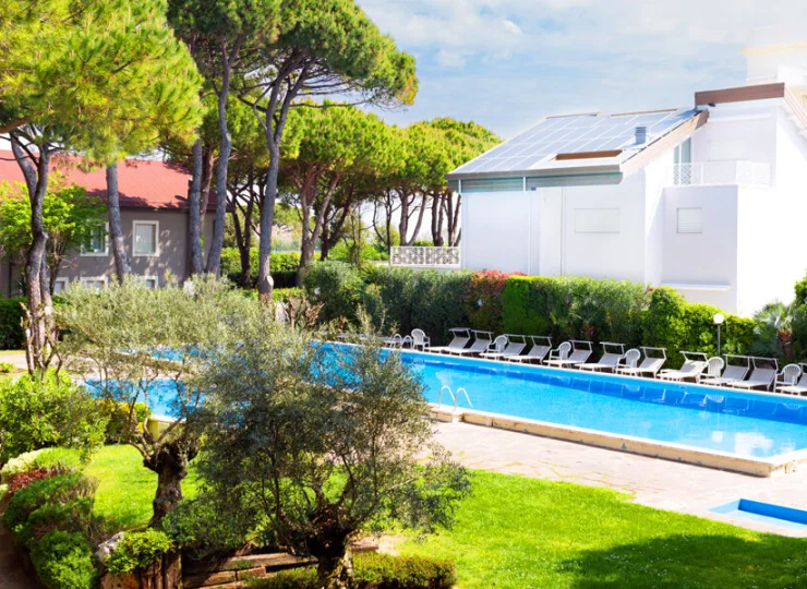 To komfortowo położony hotel z dużym basenem w bujnym ogrodzie