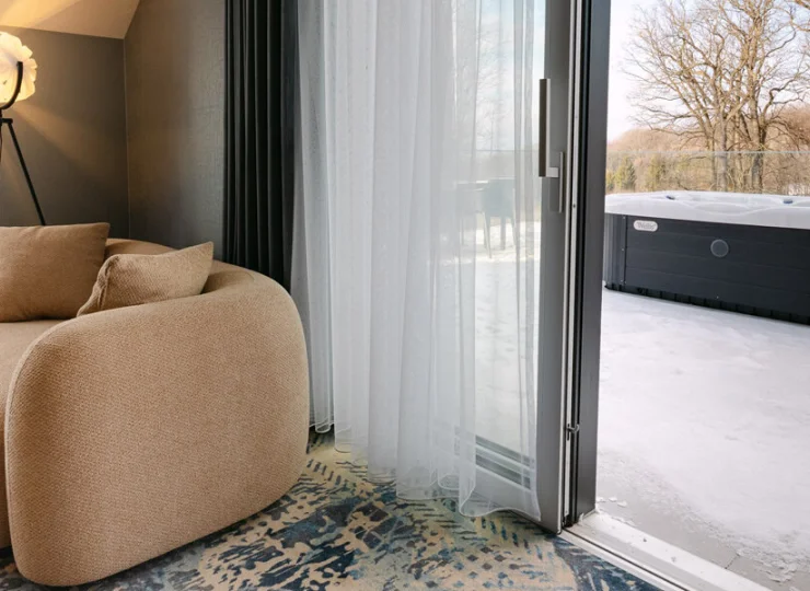 Apartament Prime Sky posiada wyjście na taras z prywatnym jacuzzi