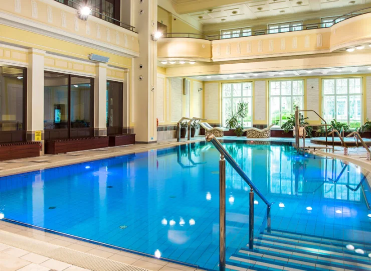 Efektowny basen ma kształt fortepianu oraz różnorodne systemy hydromasaży