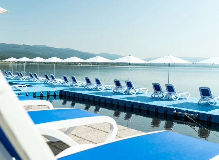 Jest także molo z leżakami