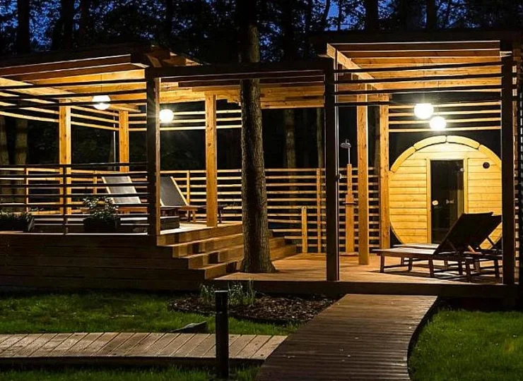 Sauna i jacuzzi są położone w ogrodzie, w zadaszonej altance