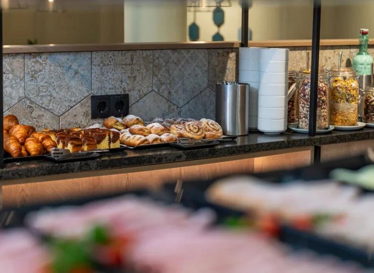 W bufecie nie brakuje słodkich smakołyków ani płatków śniadaniowych