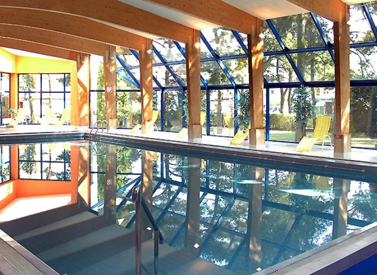 Ośrodek Wypoczynku i Rekreacji Venus posiada basen, saunę i jacuzzi