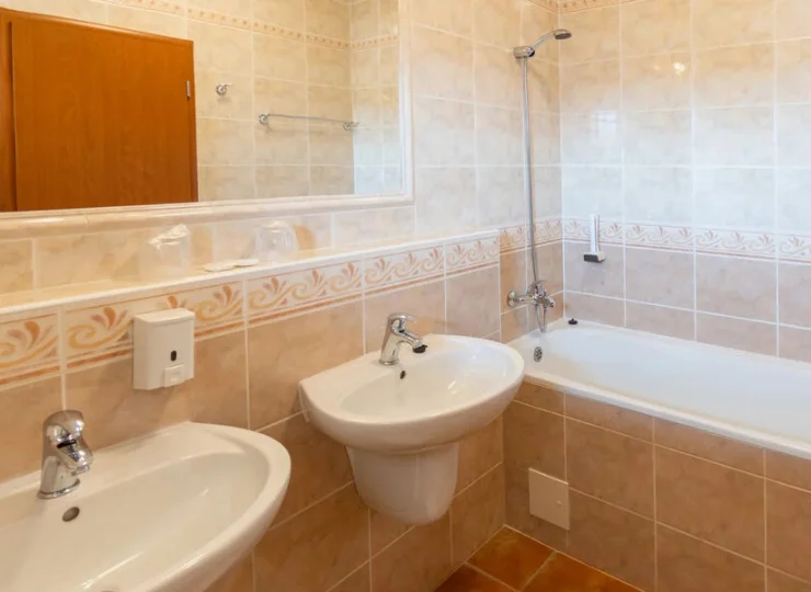 Łazienkę wyposażono w prysznic lub wannę