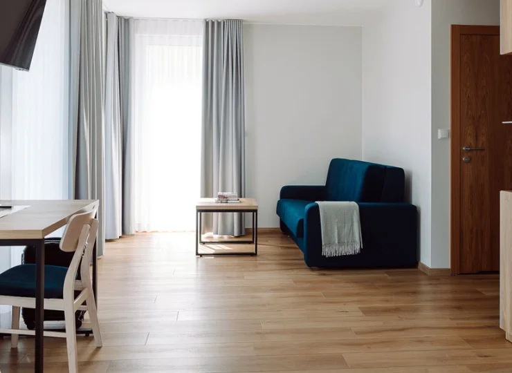 Apartament standard posiada część dzienną z kanapą