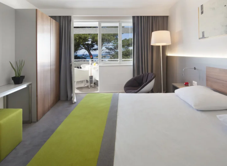 Apartament romantic suite składa się z pokoju dziennego oraz wygodnej sypialni