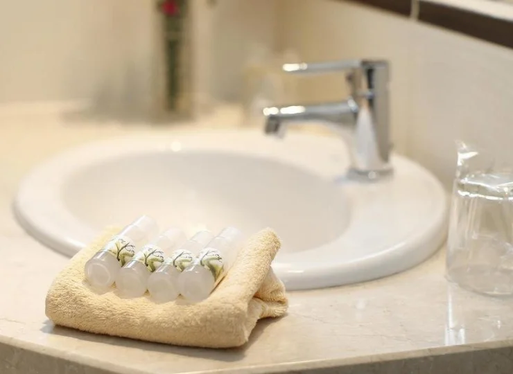 W łązienkach jest prysznic, suszarka do włosów, kosmetyki