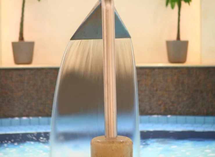 W basenach są stanowiska do hydromasażu