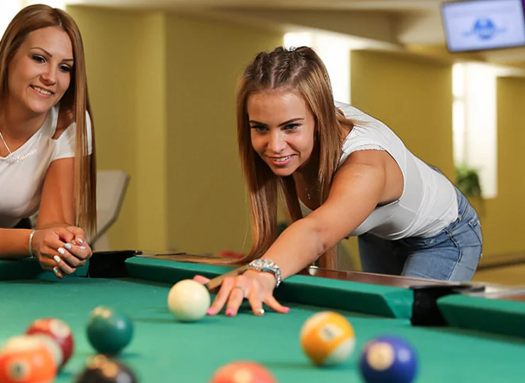 Strefa rozrywki ze stołem bilardowym