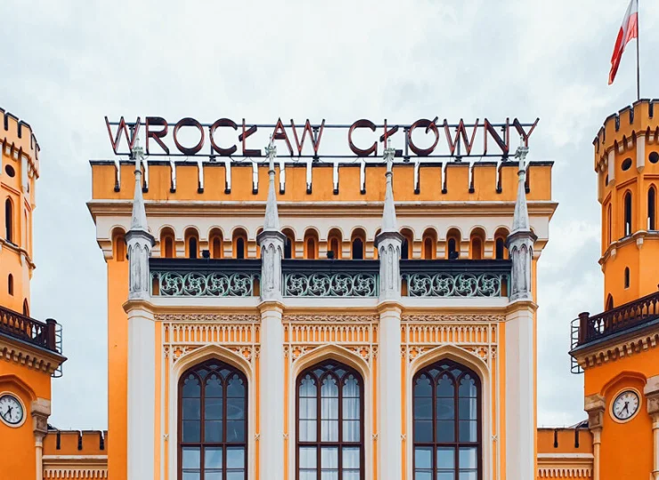 Na dworzec kolejowy wygodnie dojedziesz taksówką czy tramwajem