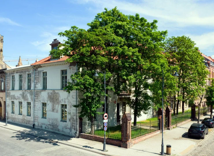 Obiekt znajduje się w zacisznej i zielonej okolicy