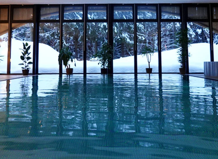 Ściana basenu jest przeszklona, dzięki czemu można podziwiać górskie otoczenie