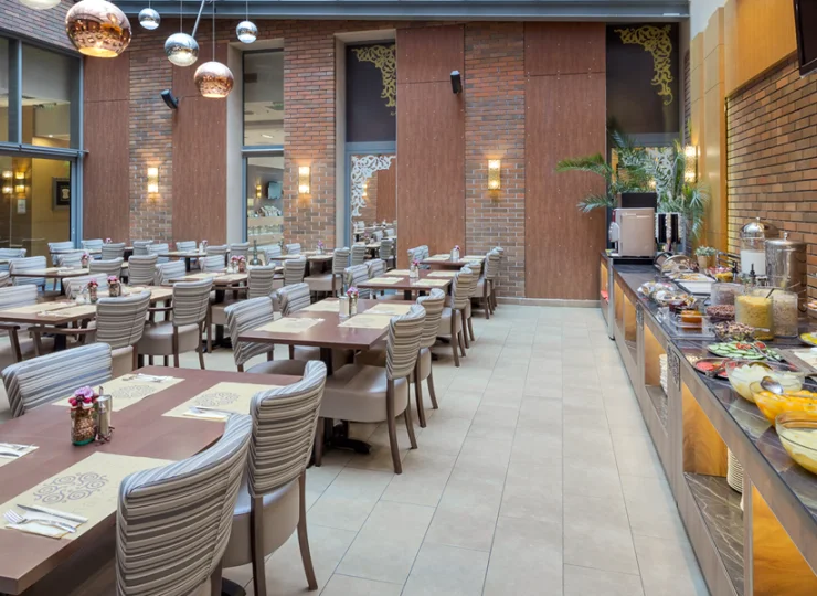 Przestronna restauracja śniadaniowa zapewnia bogate śniadanie w formie bufetu
