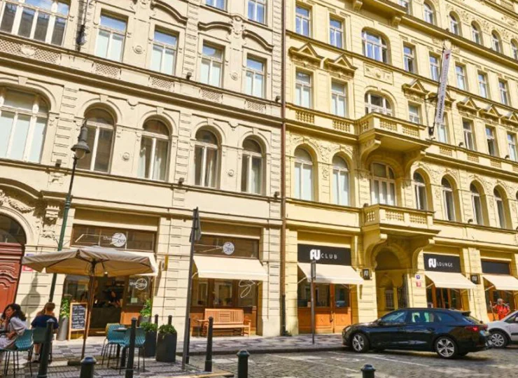 W bliskim sąsiedztwie znajdują się liczne restauracje, bary i kluby