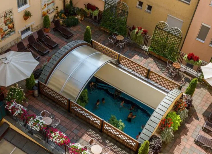 Latem można korzystać także z zewnętrznego basenu i leżaków na patio