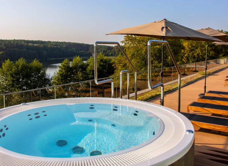 Jacuzzi jest także na tarasie słonecznym