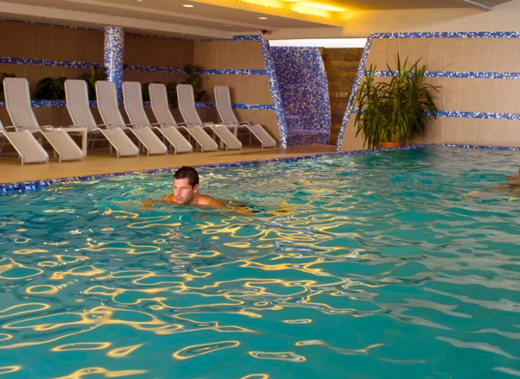 Hotel oferuje wewnętrzną strefa wellness z krytym basenem