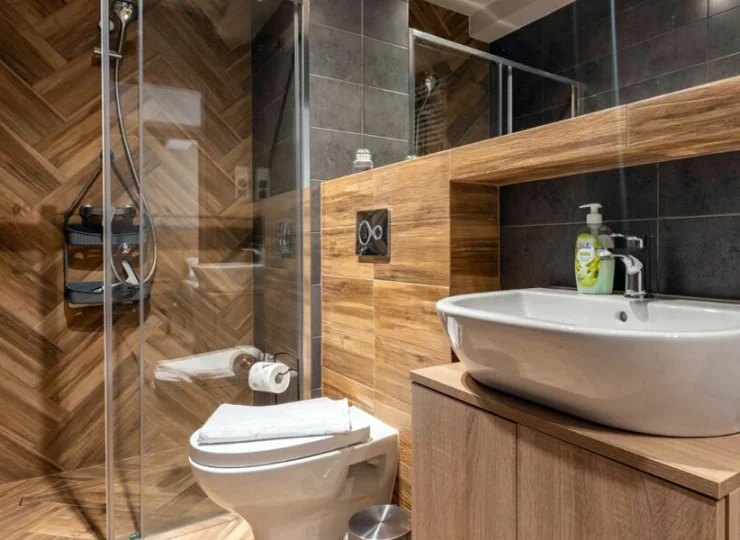 Łazienka z prysznicem w apartamentowcu Daglezja