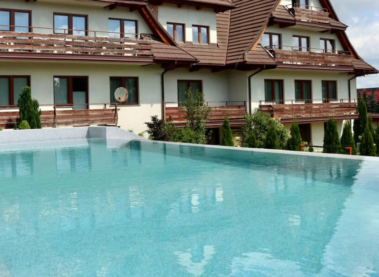 W sezonie letnim obiekt udostępnia basen ogrodowy i wiatę grillową