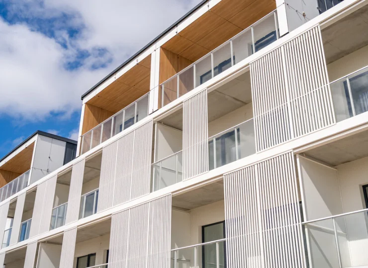 Fasada jednego z budynków Vista Mikołajki Marina & Resort