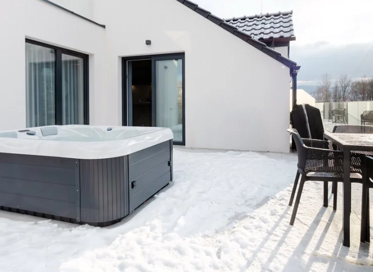 Apartament Prime Sky posiada duży taras z jacuzzi i meblami wypoczynkowymi