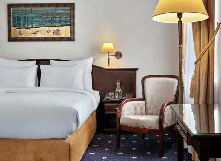 Pokoje są urządzone w ciepłej, klasycznej kolorystyce beżu i złota