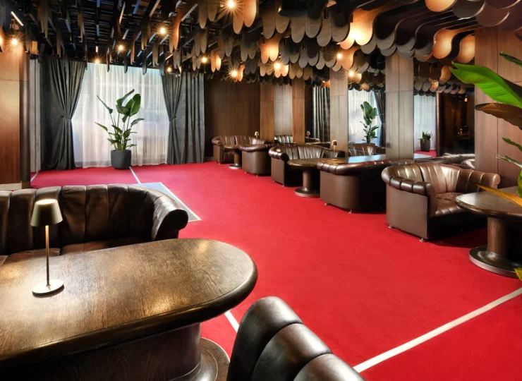 Hotelowy drink bar jest otwierany wieczorem