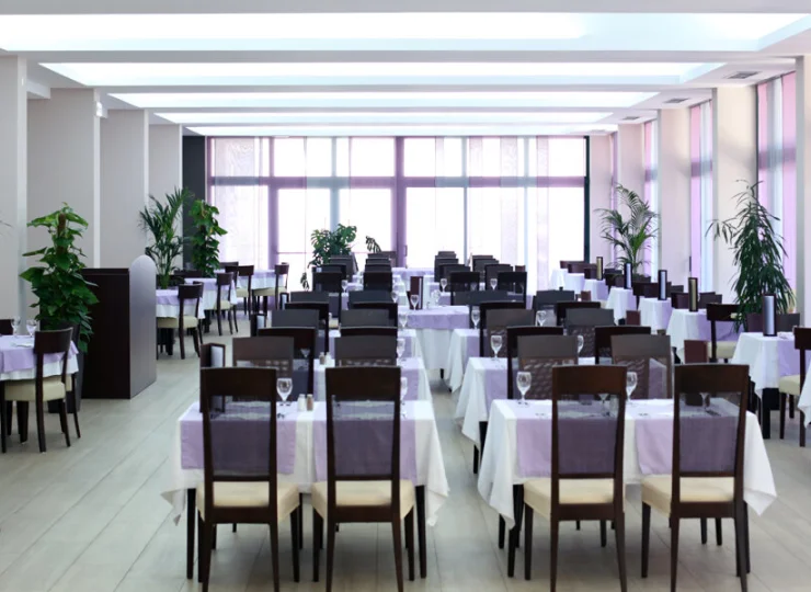 Restauracja zaprasza na bogaty bufet w porze śniadania i obiadokolacji