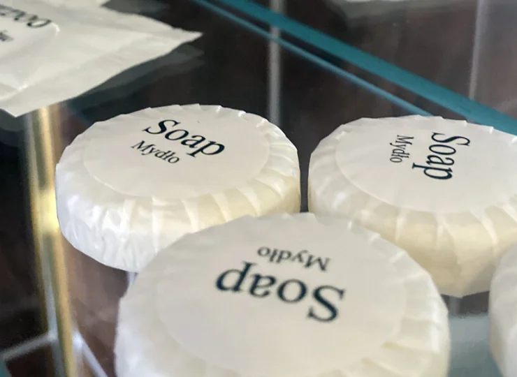 W łazience czeka zestaw kosmetyków hotelowych