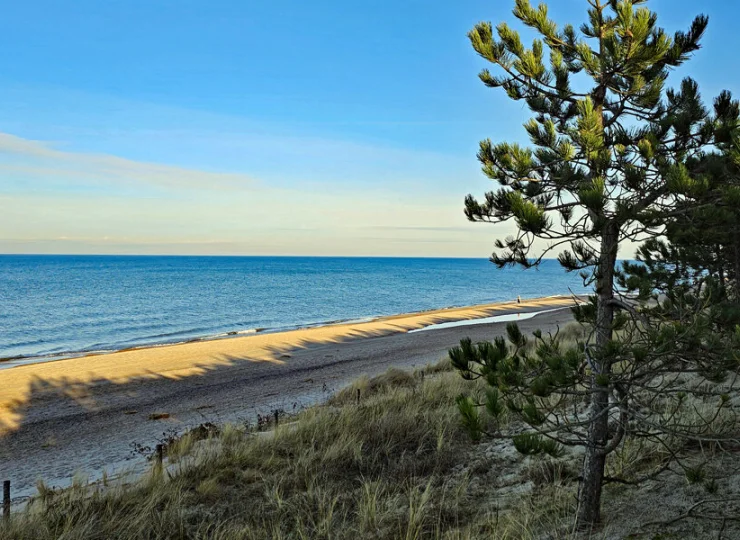 Plaże w Dąbkach i Bobolinie są szerokie, piaszczyste i czyste