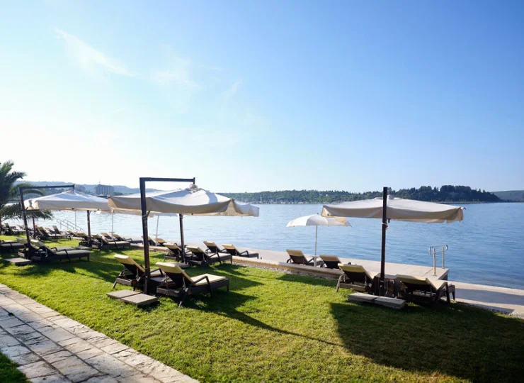 Hotel znajduje się kilka kroków od plaży