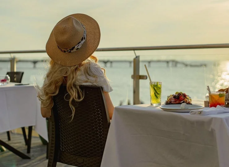 Z tarasu restauracji On Deck można podziwiać morze i plażę