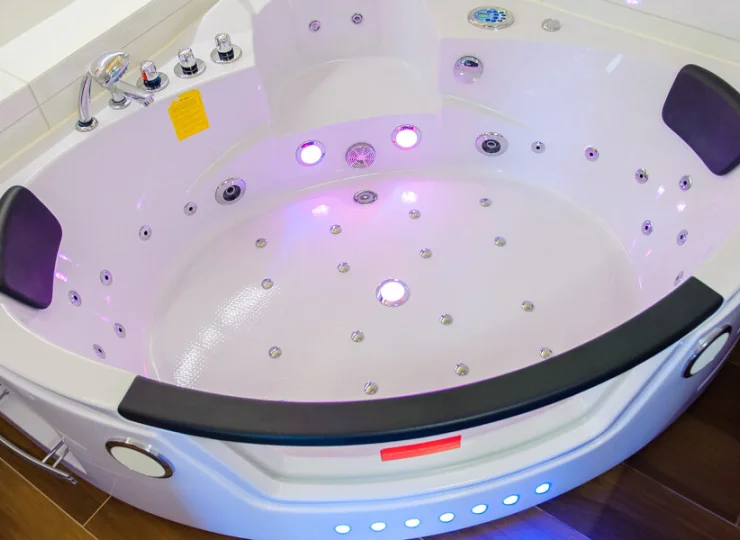 Wanna z hydromasażem w łazience apartamentu 2+2