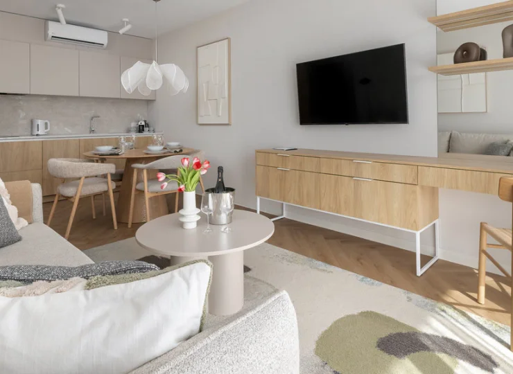 W każdym apartamencie jest pokój dzienny z aneksem kuchennym