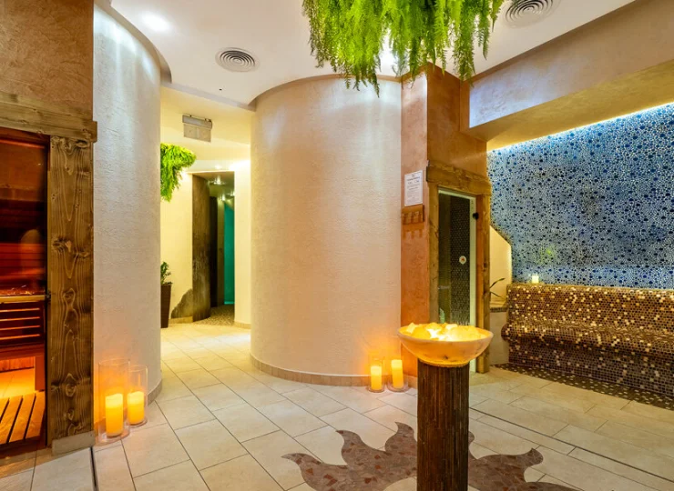 Jest tu sauna fińska, infrared, ziołowa, aromaterapeutyczna oraz parowa