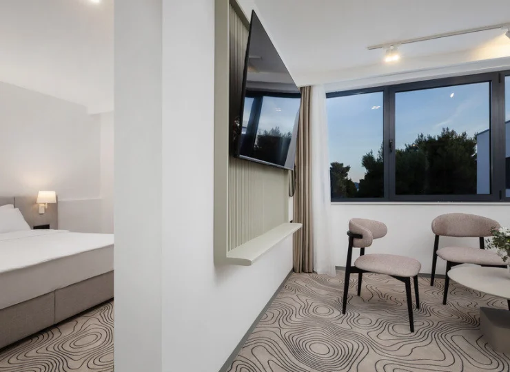 Junior suite ma osobną sypialnię i salon