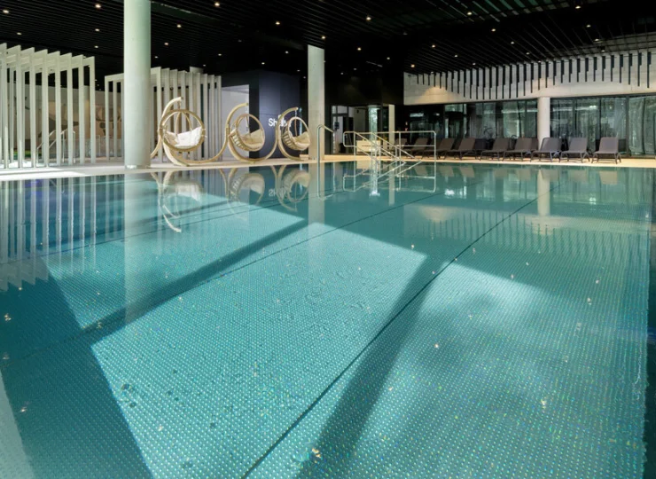 Hotel posiada wewnętrzną i zewnętrzną strefę wellness z basenami