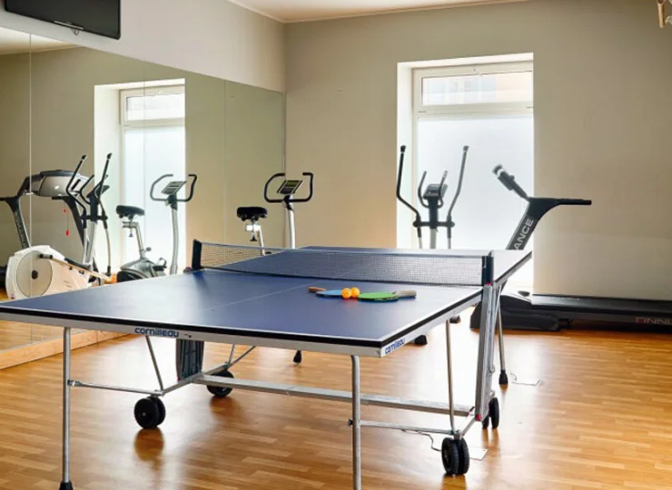 W hotelu jest minisiłownia oraz stół do ping-ponga