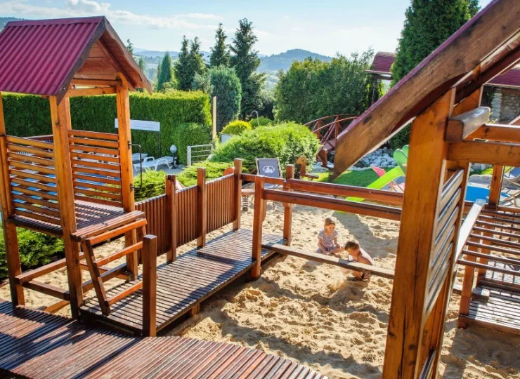 Plac zabaw wyposażono w piaskownicę, zjeżdżalnię, bujaki i brodzik