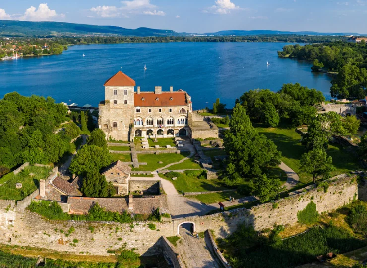 W pobliżu hotelu znajduje się całkiem sporo atrakcji - tutaj: zamek w Tata