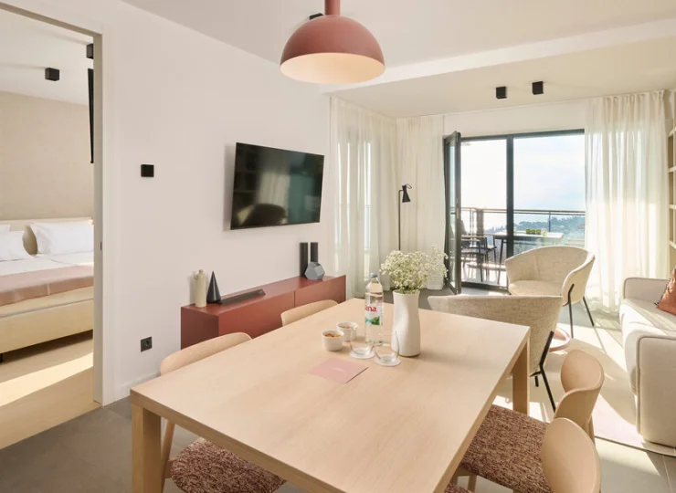 W apartamentach można wygodnie zjeść każdy posiłek przy stole z krzesłami