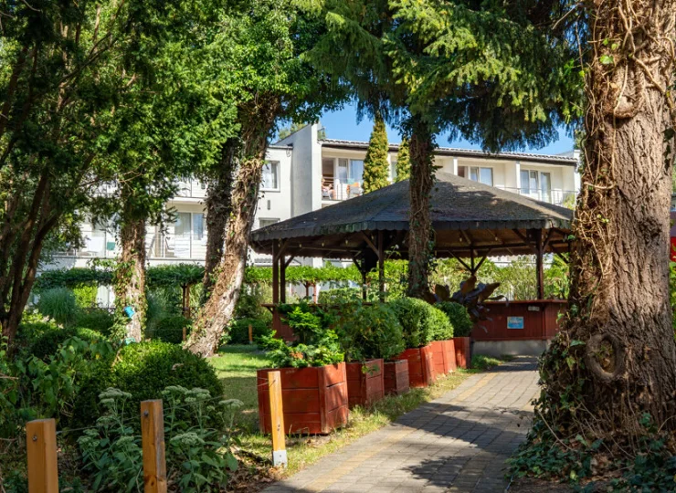 Graal SPA posiada zadbany ogród z miejscem na ognisko